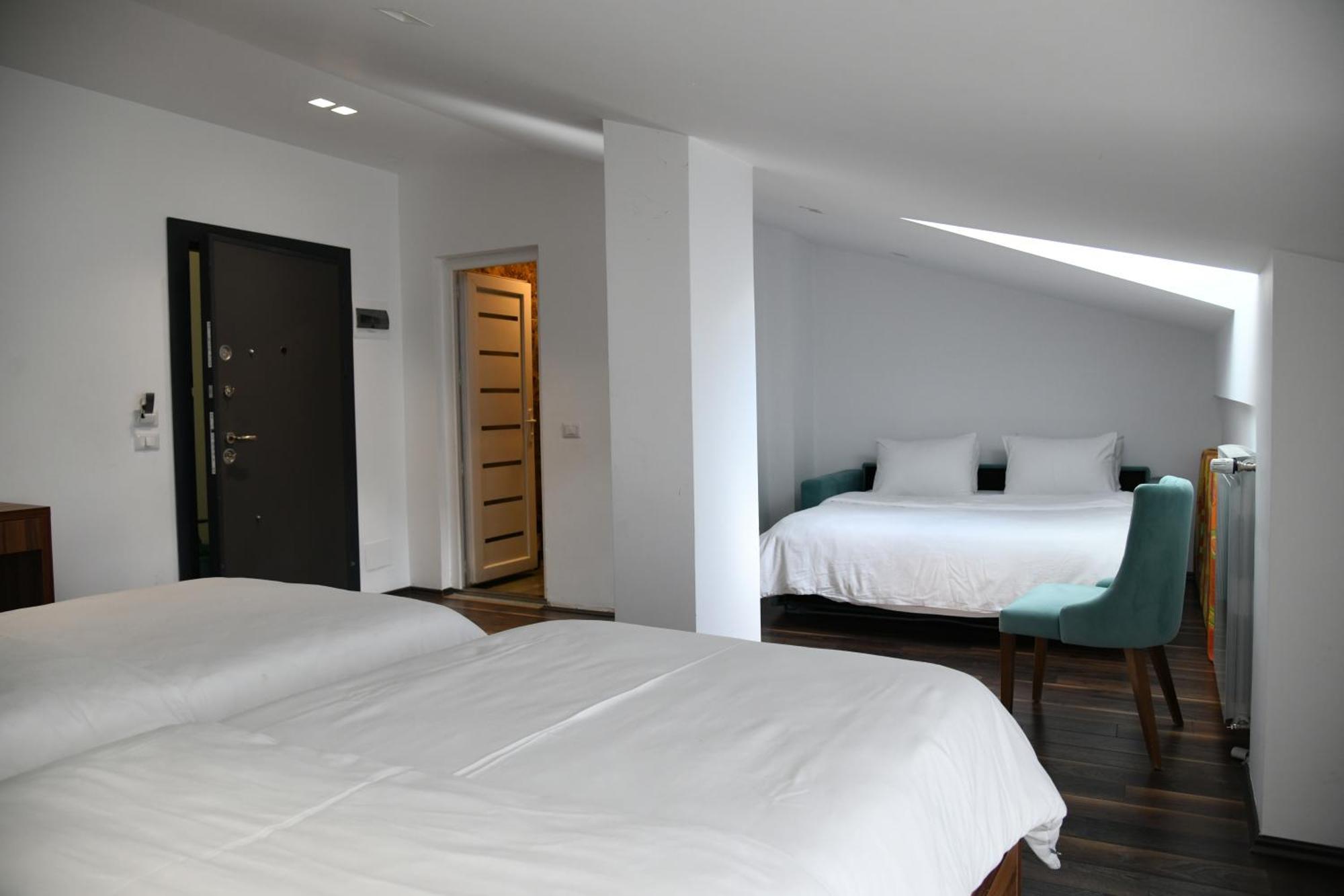 Two Brothers B A&s Bar & Restaurant Hotel Valbone
