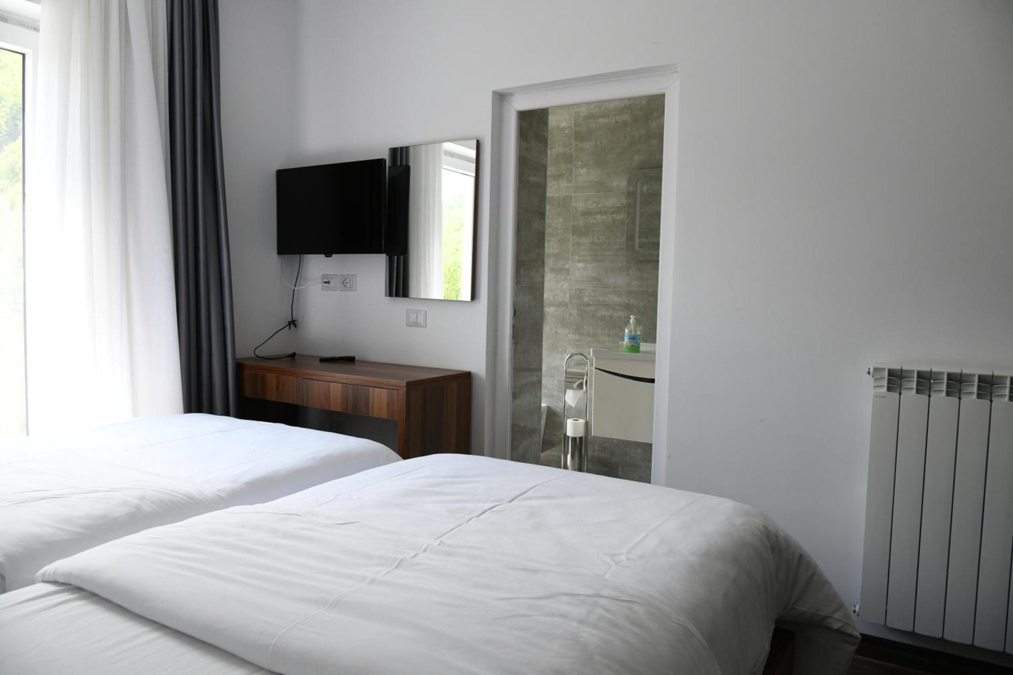 Two Brothers B A&s Bar & Restaurant Hotel Valbone